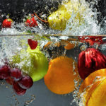 Frutas cayendo en agua